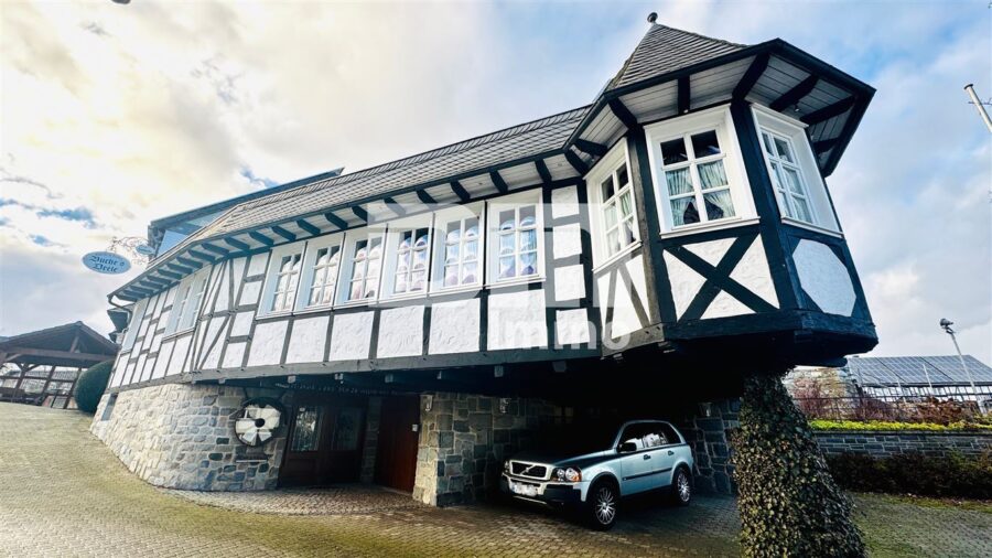 Hochwertiges effizientes Restaurant, Bar und große Wohnung mit Ausbaupotential und Terrasse - Seiten / Frontansicht